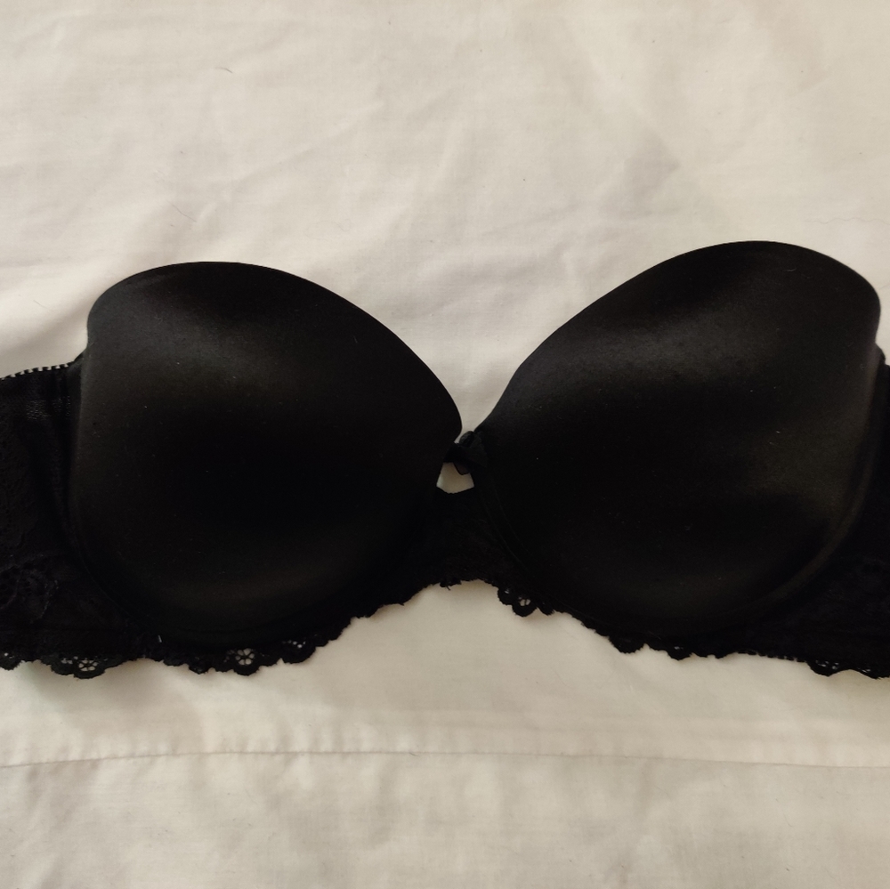 Black strapless bra, no straps.